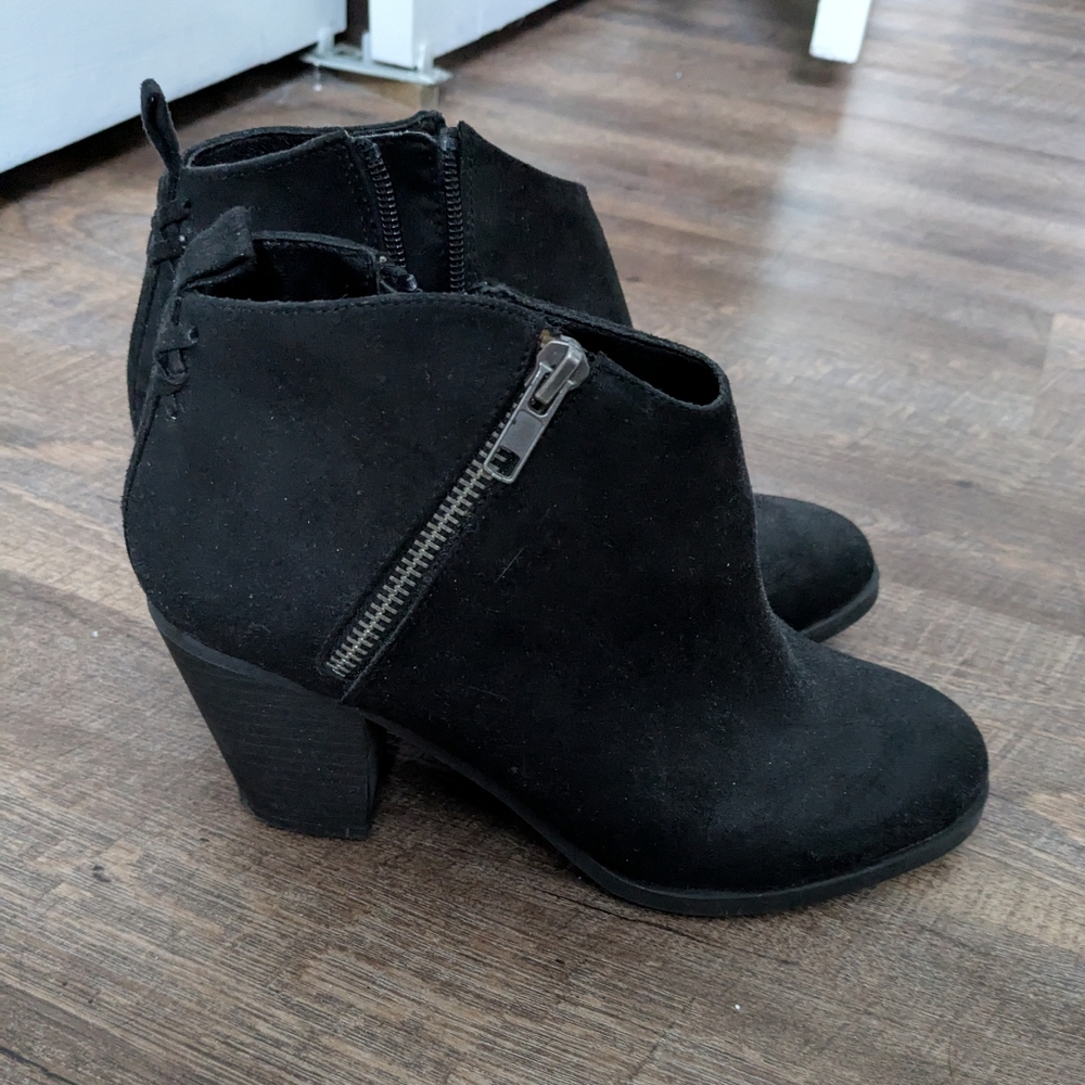 Small heel boots